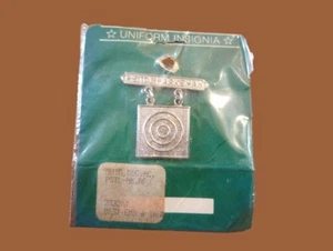 US MARINE CORPS PISTOL MARKSMAN QUALIFICATION BADGE USA MADE NEW ON CARD VINTAGE - Picture 1 of 3