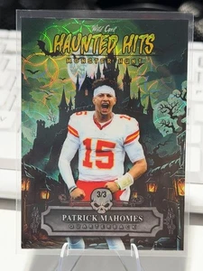 2025 Wild Card - Patrick Mahomes 3/3 Green SCOPE Foil ⚡️⚡️⚡️ - Foto 1 di 2