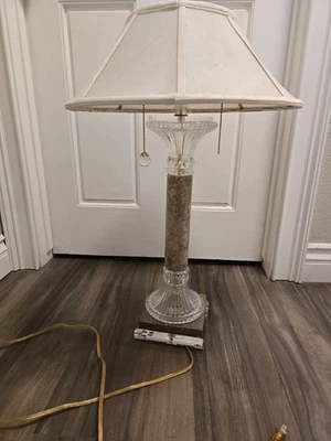 Lámpara de mesa con columna de cristal de mármol topo Concord Simone años 70 2 luces base Lucite Foto 1 de 4