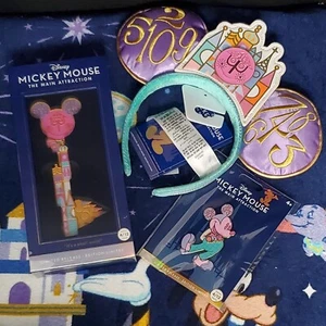 *Juego de orejas, llaves, alfileres* Parque Disney Mickey Mouse atracción principal It's a Small World - Imagen 1 de 6
