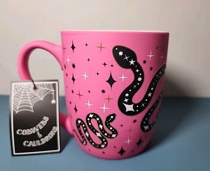 Taza telarañas y calderos serpientes negras rosa caliente tacto suave Halloween - Imagen 1 de 2