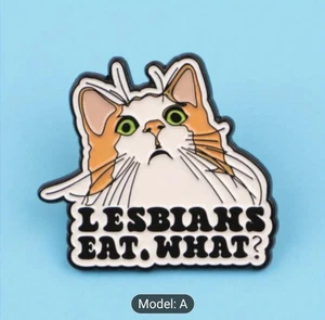 Gato hilarante "¿Las lesbianas comen qué?" Broche Orgullo Lésbico Sombrero/Pin Solapa Versión B - Imagen 1 de 5