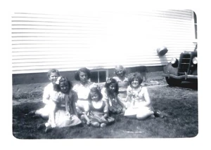 BY THE WATER PUMP, 1944.VTG 3,5" x 2,5" SCHULFOTO*2 - Bild 1 von 2