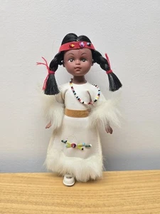 Muñeca india nativa americana de plástico vintage de 7 1/2" - Imagen 1 de 6