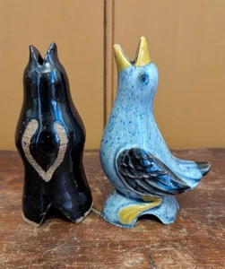 Vintage Paar (2) 4,5" Torte Vogel Entlüftung schwarze Krähe blau Singvogel Trichter Keramik - Bild 1 von 8