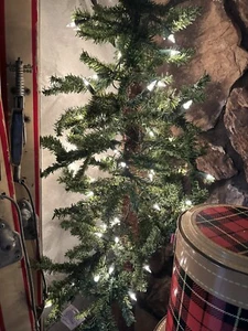 Neu im Karton 3er Set vorbeleuchtete künstliche alpine Weihnachtsbäume mit 450 klaren Lichtern. - Bild 1 von 3