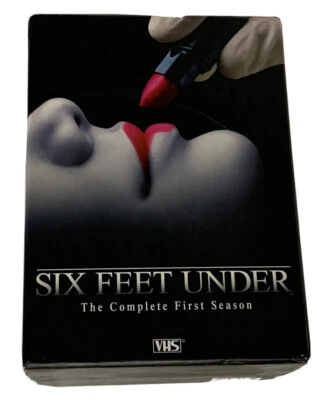 SIX FEET UNDER - The Complete First Season - (VHS TAPES, HBO Video) - Imagem 1 de 4