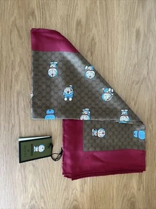 Nueva bufanda de seda Doraemon 50 años colaboración Gucci - Imagen 1 de 6