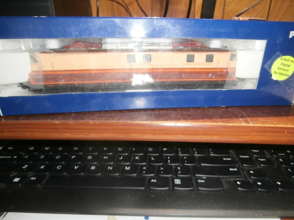 ROCO  HO  ITEM # 68412 EUROPEAN STYLE  ELECTRIC LOCOMOTIVE-RENFE - Image 1 of 4