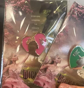 2024 Wicked Movie AMC Heart Pins Set di 2 ~ Ariana & Cynthia ~ Glinda & Elphaba - Foto 1 di 3