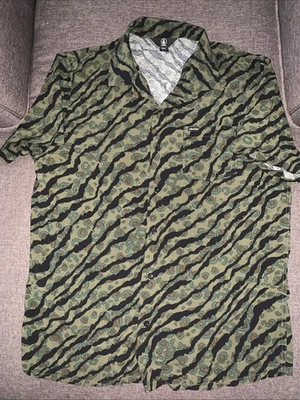 Volcom Men’s Camo Short Sleeve Button Up Shirt ~ Green ~ Large - Image 1 of 4