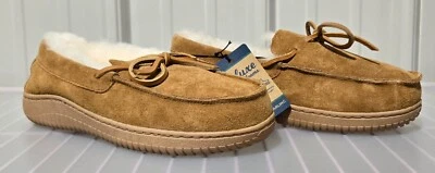 Zapatillas mocasín de gamuza marrón Dluxe by Dearfoams con forro de piel de oveja -- talla 7 Foto 1 de 4