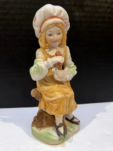 Vintage Porzellan Mädchen hält eine Taube Figur  - Bild 1 von 7