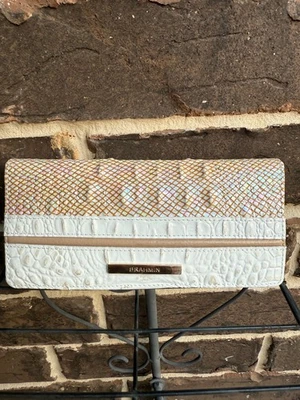 NUEVO CON ETIQUETAS Cartera Brahmin Ady Delgada Doble Plegable Lthr COLADA SEA SAL BLANCA Tiramisú Neutro Foto 1 de 4