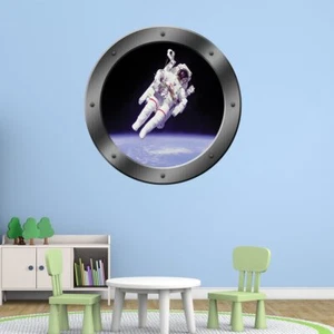 Peel and Stick Astronaut in Space Porthole Vinyl Wall Decal VWAQ - PS1 - Imagen 1 de 3