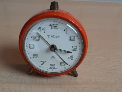 Alter mechanischer Wecker von " Peter " in der Farbe Rot Antik Retro  - Bild 1 von 4