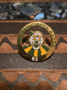 Prendedor de solapa vintage Medinah Temple Circus 1982 payaso tono dorado - Imagen 1 de 3