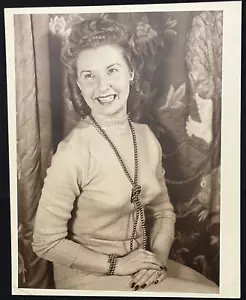 Eine junge Dame posiert für ein Foto (~1930er Jahre) Schwarz & Weiß Foto - Bild 1 von 1