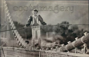 1976 Pressefoto Steve McPeak Drahtseilwanderungen über die Royal Gorge Bridge CO - Bild 1 von 2