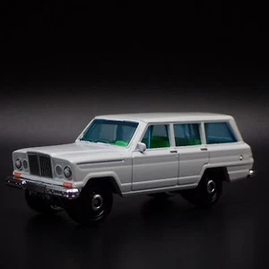 1963-1982 JEEP WAGONEER w/ TOW HITCH WHITE 1:64 SCALE DIORAMA DIECAST MODEL CAR - Picture 1 of 7