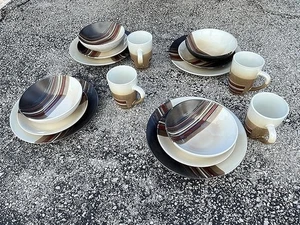 Better Homes & Gardens Dinnerware, one Set 16 pieces, Brown - Picture 1 of 6