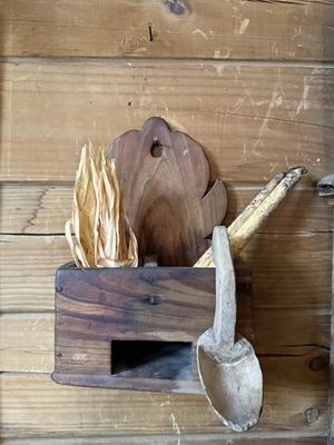 Impresionante estante/caja de pared festoneada primitiva antigua mercancía de cabina temprana Foto 1 de 4