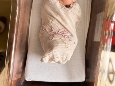 Manta personalizada bordada a mano para bebé con nombre y spray floral Foto 1 de 2