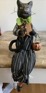 Figura de Halloween gato negro de aspecto primitivo sosteniendo contenedor de dulces JOL - Imagen 1 de 7