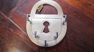 Vintage massives poliertes Messing Schloss geformt hängend Schlüsselbrett Halter 5 Haken mit Schrauben - Bild 1 von 6