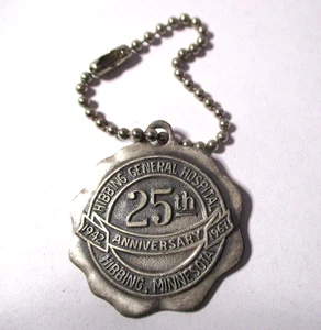 BELLISSIMO PORTACHIAVI VINTAGE 1942-67 HIBBING MINN. OSPEDALE GENERALE 25° ANNIVERSARIO - Foto 1 di 2