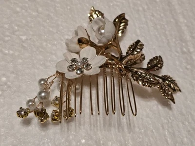 金色花卉发梳白色花朵珍珠和水钻新娘发饰 — 第 1/3 张图片