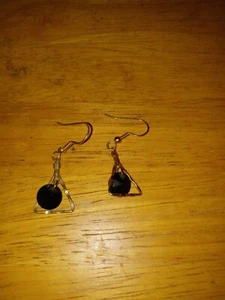 Pendientes para mujer hechos a mano tono dorado triángulo y cuentas redondas negras - Imagen 1 de 2