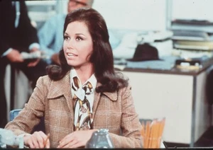 The Mary Tyler Moore Show Cast 5x7 Glossy Photo - Picture 1 of 1
