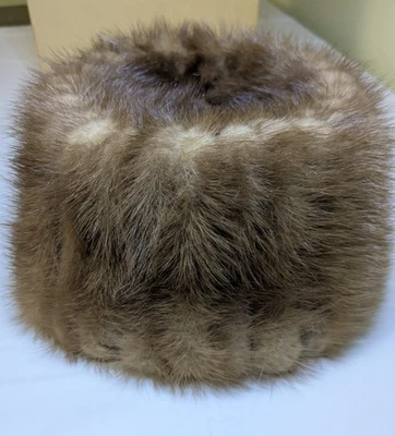 Sombrero pastillero de piel vintage diseñado por Coralie con caja original de Halle - aproximadamente 7" de diámetro Foto 1 de 4