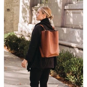 Vintage minimalistischer wandelbarer Lederrucksack (gleiches Design wie Teddi Joelle) - Bild 1 von 11