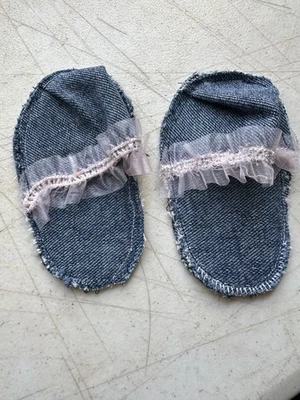 Zapatillas sin cordones hechas a mano para niños pequeños denium y encaje rosa Foto 1 de 4