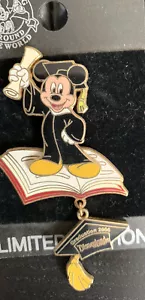 Graduation Day 2006 (Mickey Mouse) Cap Gown dangle Disney Pin - Picture 1 of 1