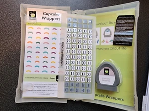 cricut lite cartridge 2010 Cupcake Wrappers w/Booklet & Overlay #2000157 - Picture 1 of 3
