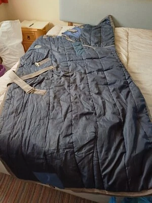 6'0 Pessoa Medium Combo Stable Rug Has 1 Small Hole, Had Repairs, Needs A Wash - Image 1 of 4