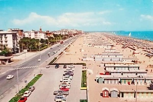Cartolina - Rimini - Riviera di Rimini - Panorama della Spiaggia - 1960 - Bild 1 von 2