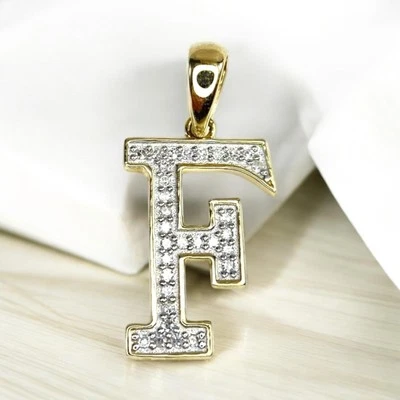 Colgante de oro amarillo de 10k con diamante redondo natural letra F Foto 1 de 4