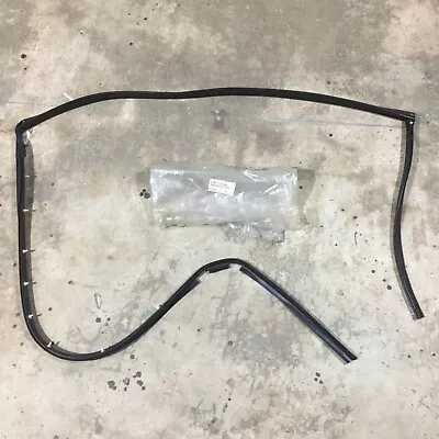 Rear Door Weatherstrip RH 67871-20280 Toyota Corona AT190 CT190 ST190 NOS Japan - Image 1 of 4
