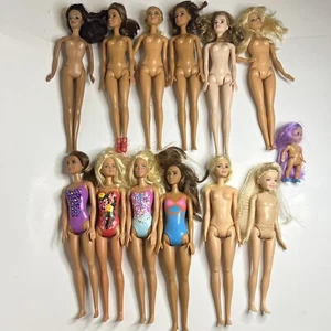 Lotto di 10 bambole Barbie Mattel vari colori capelli e tonalità pelle 4 costume da bagno - Foto 1 di 13