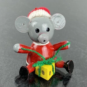 Vintage Holz Ornament 1979 Dakin Weihnachten Maus Verpackung mit Strickmütze A15 - Bild 1 von 8