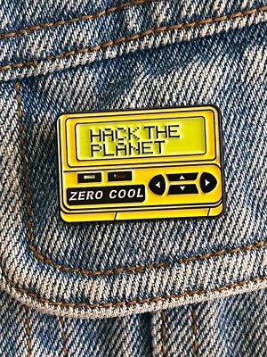 Hackers - Hack The Planet - Genial Divertido Prendedor/Insignia Esmalte Película Ciencia Ficción Años 90 Foto 1 de 4