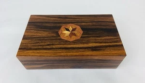"Caja de madera vintage con diseño con incrustaciones hecha a mano firmada joyería tocador caja escondida 8""" - Imagen 1 de 9