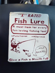 Señuelo de pesca de peces vintage con clasificación X en caja tetas sueño de pescador ¡¡inusual!!! - Imagen 1 de 3