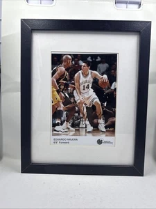 Foto firmada y enmarcada de Eduardo Nájera Dallas Mavericks - Imagen 1 de 5