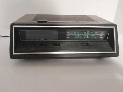 Vintage GE Woodgrain General Electric Alarm Clock Radio 7-4665A  Working - Image 1 of 4