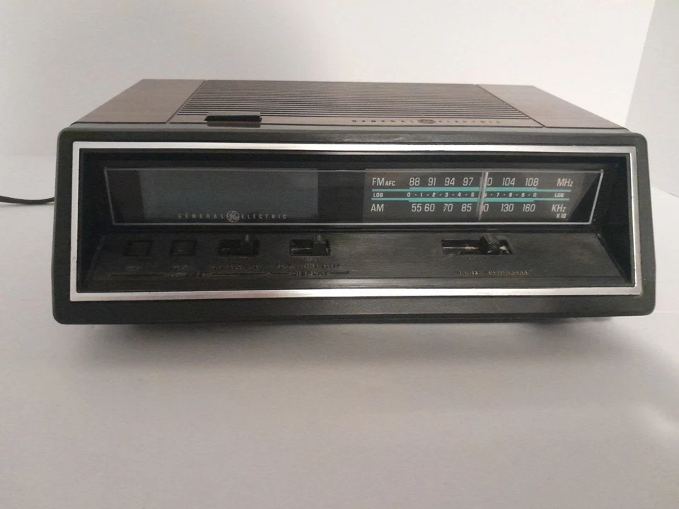 Vintage GE Woodgrain General Electric Alarm Clock Radio 7-4665A  Working - Image 1 of 4
